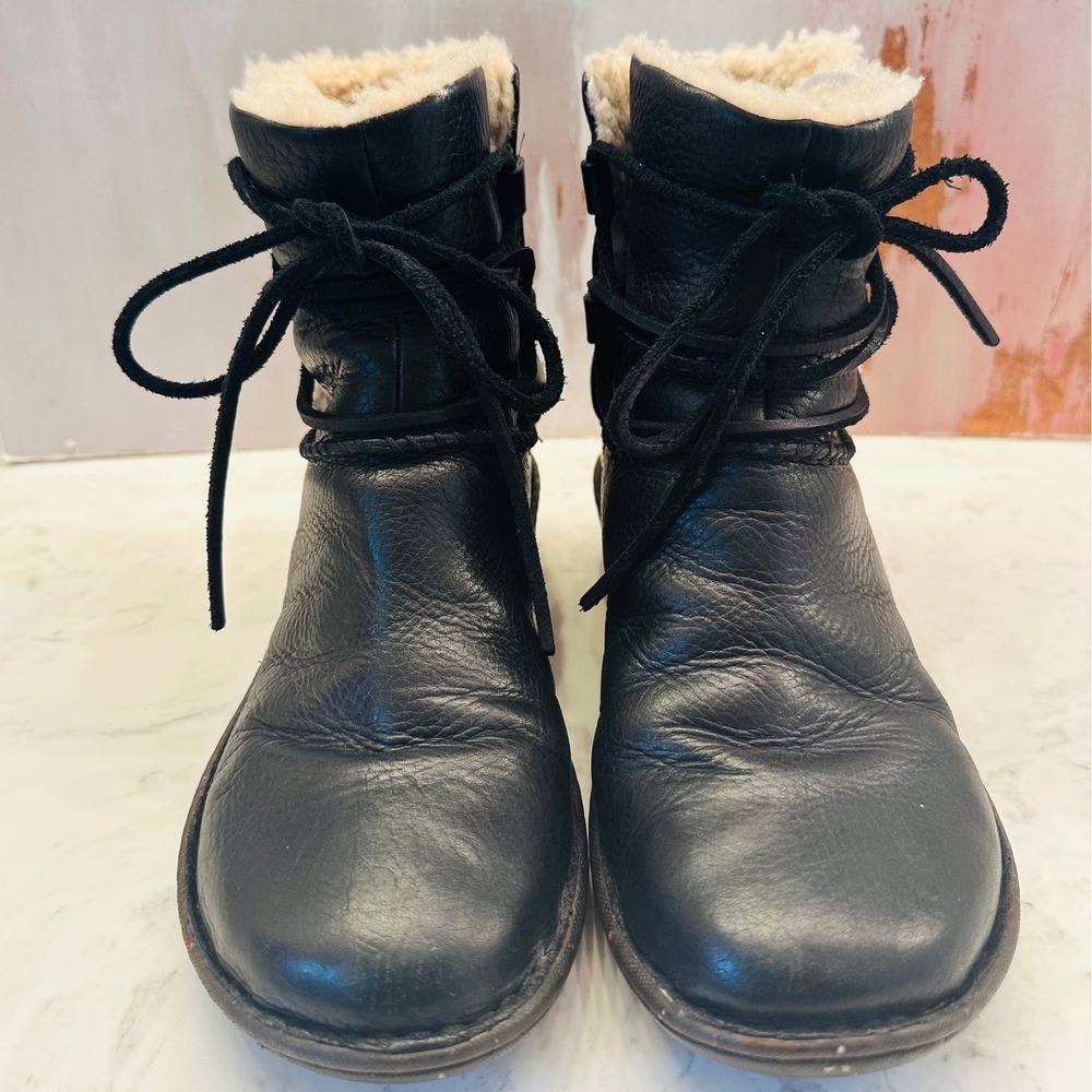 UGG Caspia Black Leather Sheepskin Lace Up Ankle Boots Womens Sz 7 Ski Gorpcore